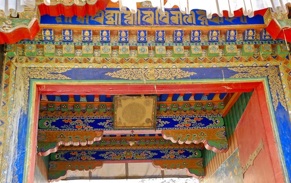 Färgglada tibetanska dekorativa på temple gate — Stockfoto