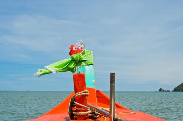 オレンジ色の木製ボート セーリング — ストック写真