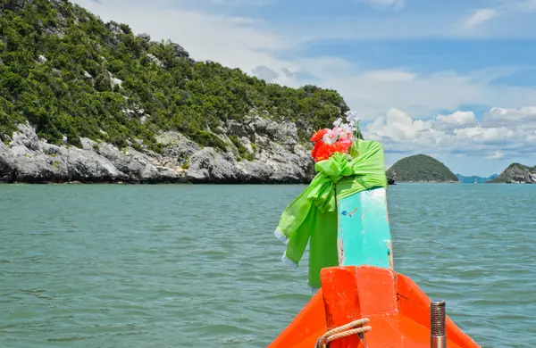 Bateau orange naviguant vers les montagnes calcaires — Photo