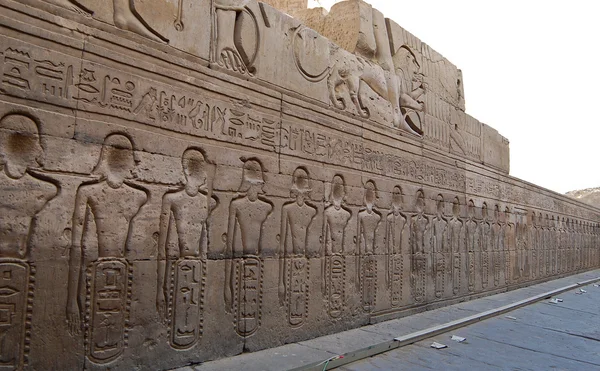 Egyptische gegraveerde afbeelding op de muur — Stockfoto