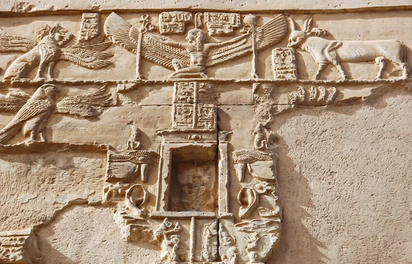 Egytisk utskjæring på tempelveggen – stockfoto