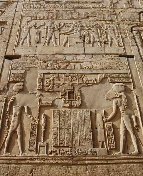 Egyptian hieroglyphics on wall — Stock Photo, Image
