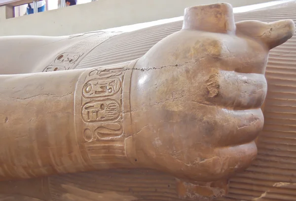 ラムセス 2 世像の手 — ストック写真
