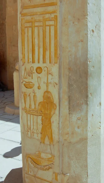 Egyptiska hieroglyf carving — Stockfoto