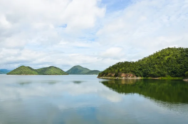 Vackra landskapet på srinakarin dam — Stockfoto