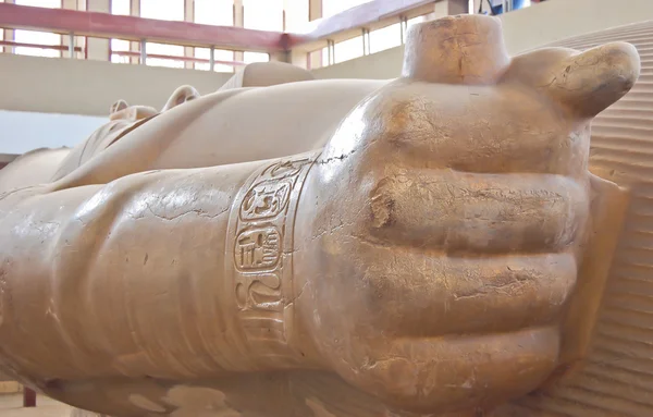 Hand av ramses ii statyn — Stockfoto