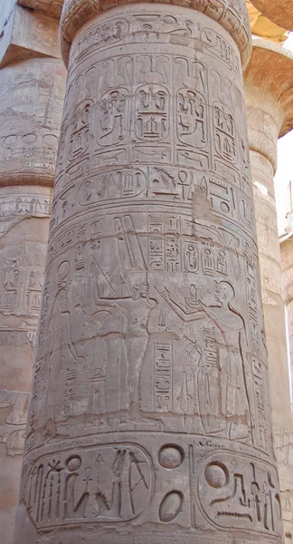 Egyptiska hieroglyfer på kolumn — Stockfoto