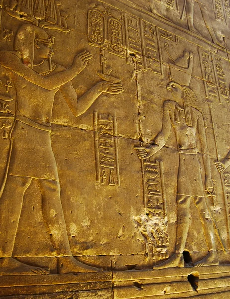 Reliefs of Pharaoh and Horus god — Stock Photo, Image