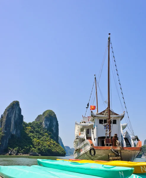 Vietnamees boot op halong baai, vietnam — Stockfoto