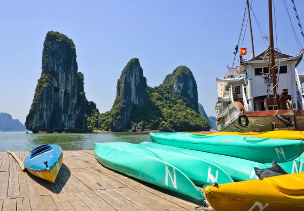Kayaks and Vietnamese boat — Stock Photo, Image