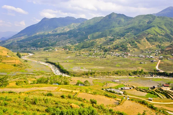 Вид на горы с рисовых террас — стоковое фото