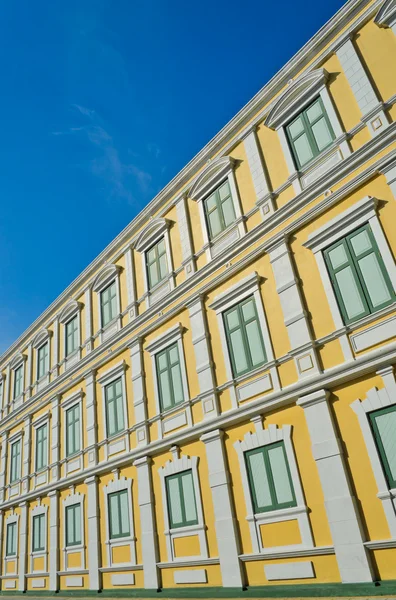明るい黄色の建物 — ストック写真