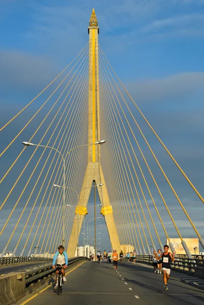 Marathoun runners accross cable bridge — Stock Photo, Image
