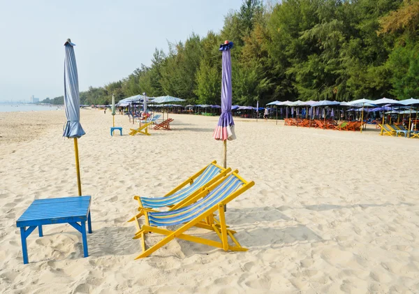 Барвистий пляж стільці — стокове фото