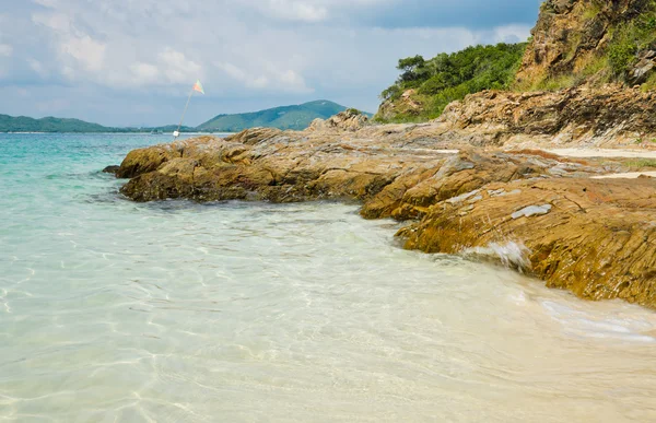 Isla tropical con agua clara — Foto de Stock