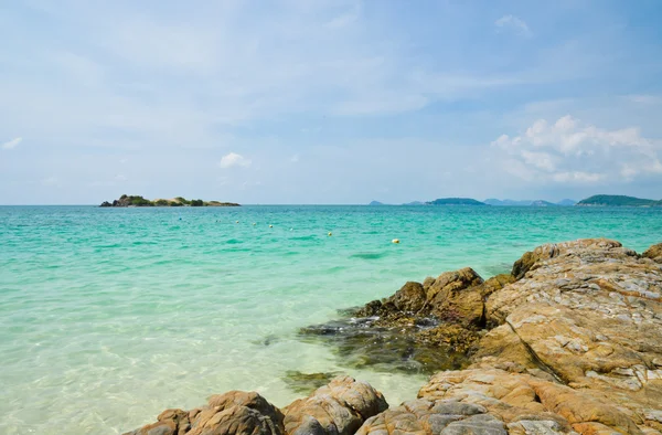 Tropikal rock shore ile temiz su — Stok fotoğraf