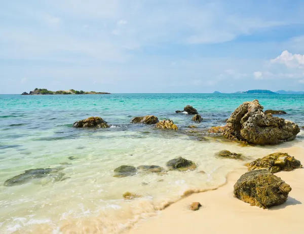 Tropical beach with rocks — Stock Photo, Image