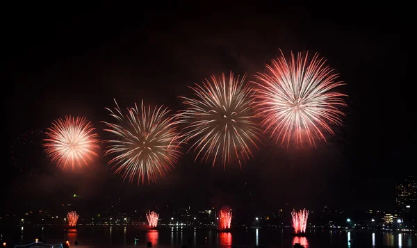 Fuegos artificiales sobre el mar —  Fotos de Stock