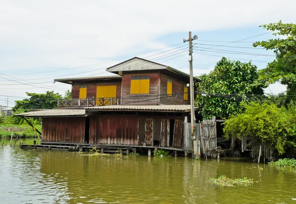 Antigua casa de madera tailandesa — Foto de Stock