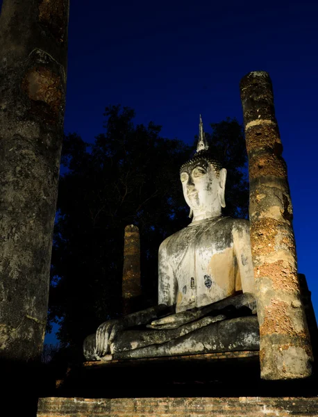 Starověké socha Buddhy v soumraku — Stock fotografie