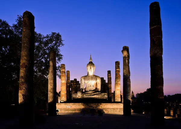 夕暮れの古代の仏像 — ストック写真