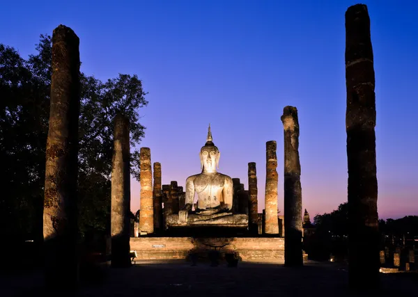 Gamla buddha staty på twilight — Stockfoto