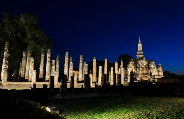 A view of Wat Mahathat at night — Stock Photo, Image