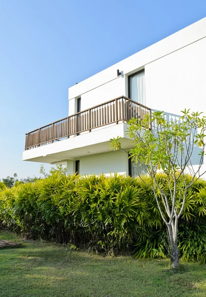 Jardin avec bâtiment blanc — Photo