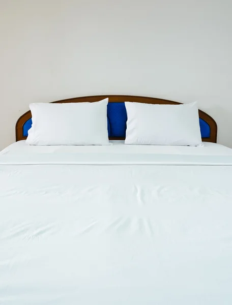 Białe łóżko — Zdjęcie stockowe
