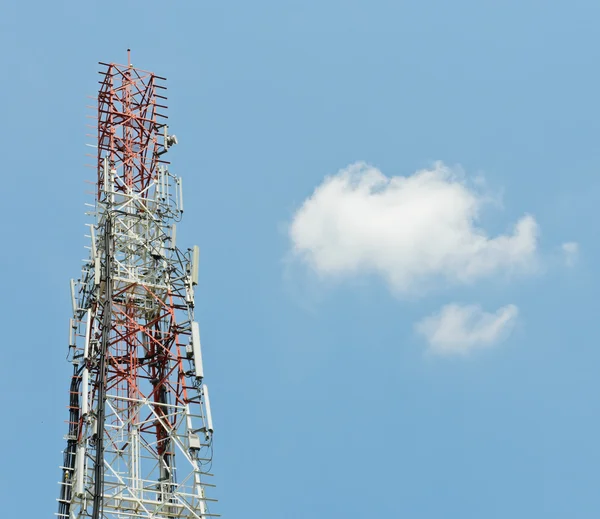 Telekommunikationen står hög — Stockfoto