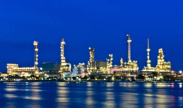 Planta de refinaria de petróleo iluminada ao crepúsculo — Fotografia de Stock