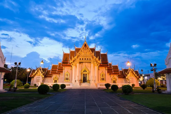 Prachtig uitzicht van Thaise marmeren tempel — Stockfoto