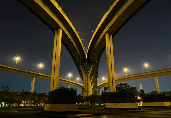 Vista nocturna del puente de Bhumibol — Foto de Stock