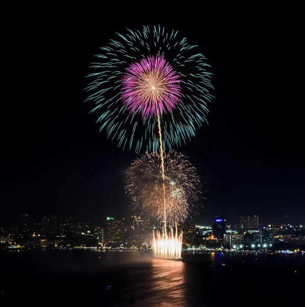 Fuochi d'artificio sulla spiaggia di Pattaya, Thailandia — Foto Stock