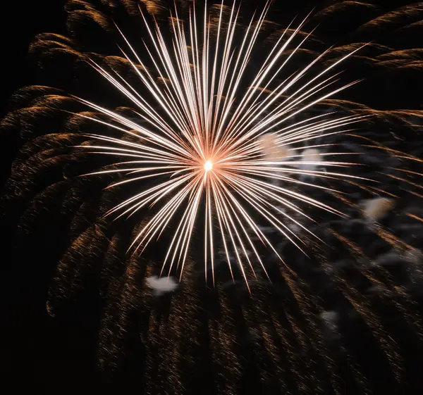 Goldenes Feuerwerk — Stockfoto