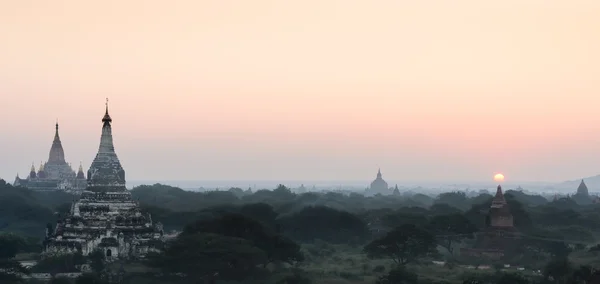 Bagan ovaları, gündoğumu, myanmar — Stok fotoğraf