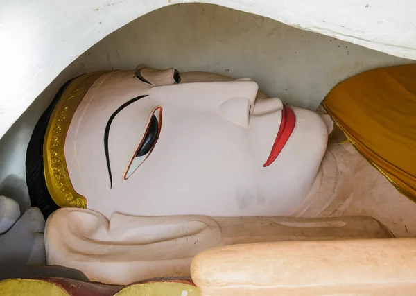 Ancient reclining buddha statue — Stock Photo, Image