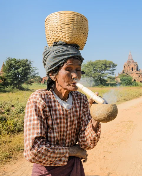 Mujer fumando un cigarro tradicional birmano —  Fotos de Stock