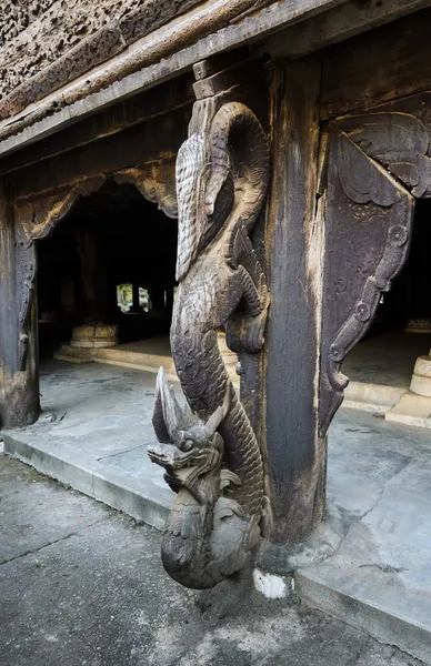 Dragón tallado en madera — Foto de Stock