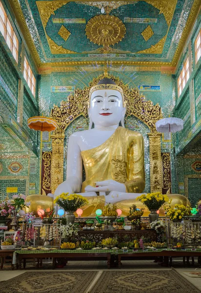 Burmese Buddha statue — Stock Photo, Image