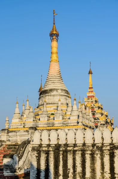 Burmesiska pagoden i inwa, myanmar — Stockfoto