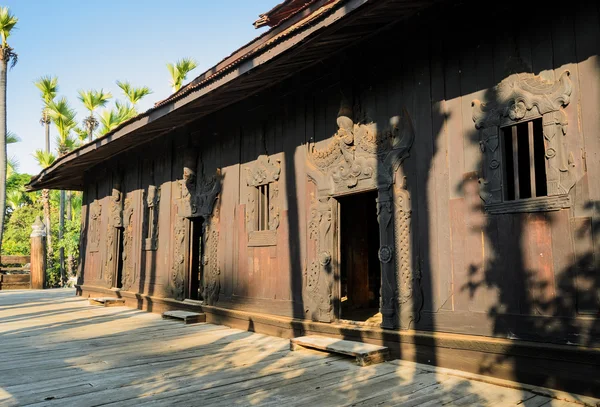 Altes burmesisches Teakkloster — Stockfoto