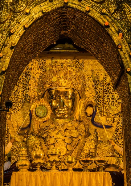 Buddha d'oro di Mahamuni — Foto Stock