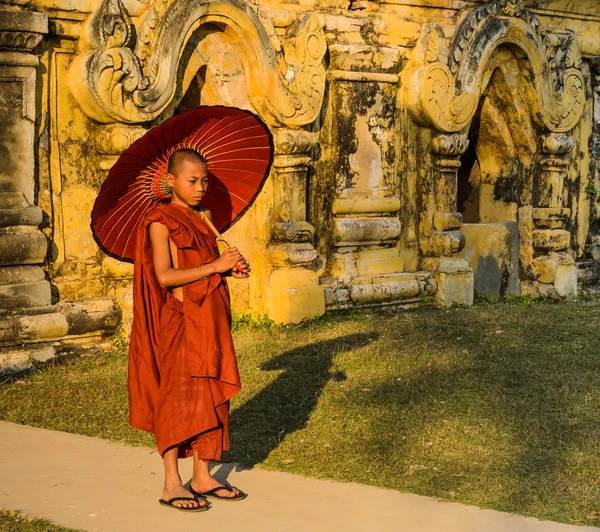 Novato budista birmano sosteniendo un paraguas — Foto de Stock