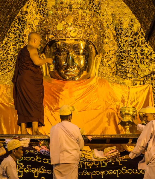 Mahamuni Buddy w Mandalaj, myanmar — Zdjęcie stockowe