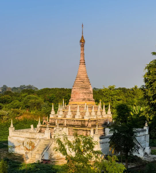 Burmesiska pagoden i inwa, myanmar — Stockfoto