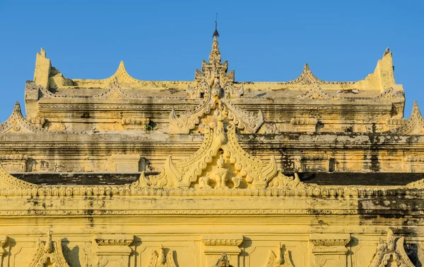 ビルマ寺院の屋根の彫刻 — ストック写真