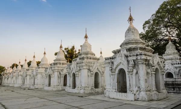 Kuthodaw pagoda v mandalay, myanmar — Stock fotografie