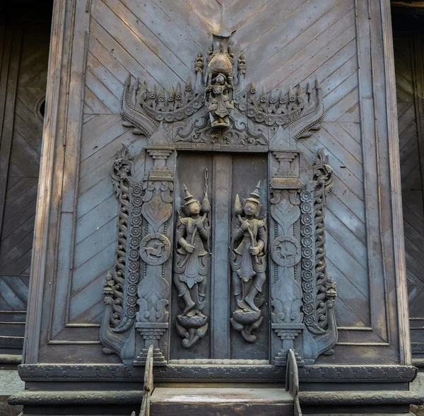 ビルマの木彫りの扉 — ストック写真