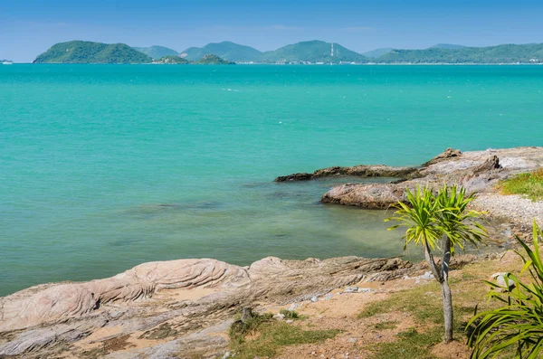 Spiaggia tropicale spiaggia rocciosa, Thailandia — Foto Stock